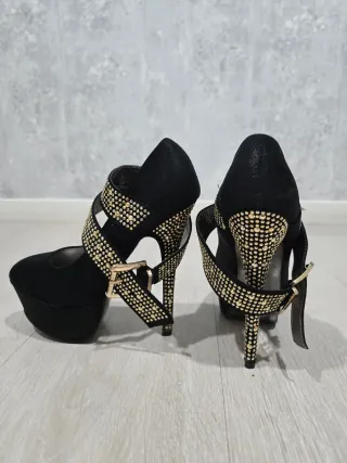 Zapatos de fiesta negros con tacón y adornos dorad