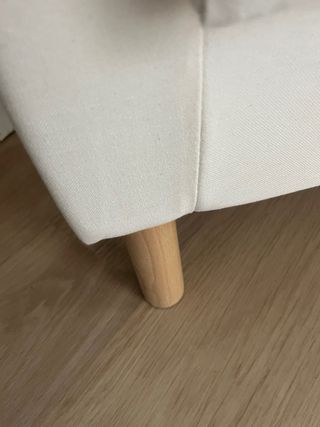 Butaca de algodón beige con patas de madera