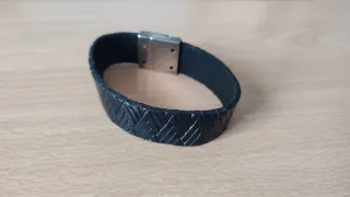 Pulsera negra de cuero trenzado