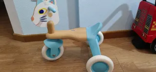 Triciclo de madera con diseño de gato