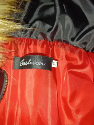 Chaquetón de mujer negro y rojo