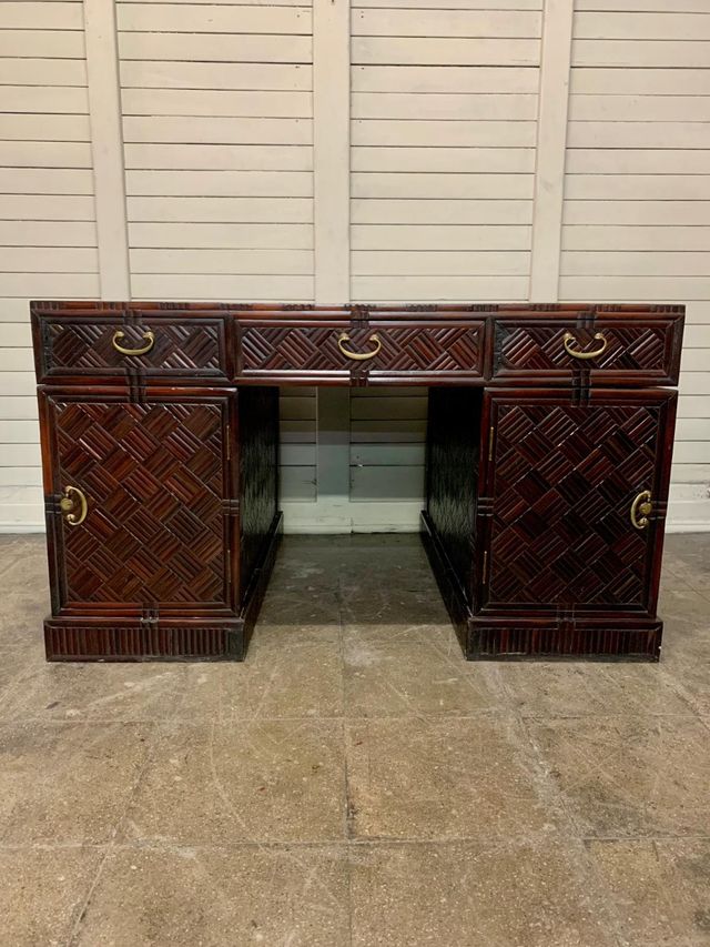 Escritorio antiguo. Piel y bambú