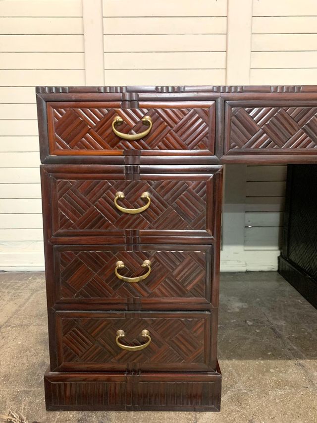 Escritorio antiguo. Piel y bambú