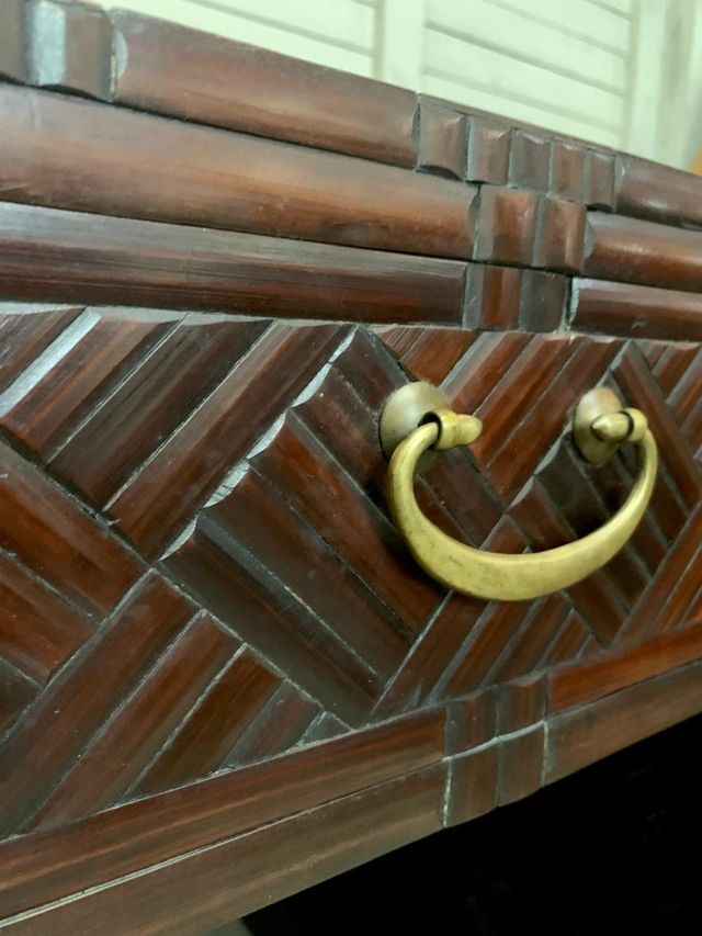 Escritorio antiguo. Piel y bambú