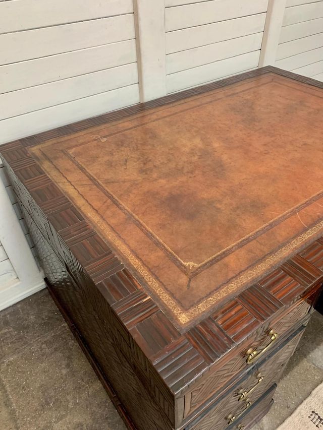 Escritorio antiguo. Piel y bambú