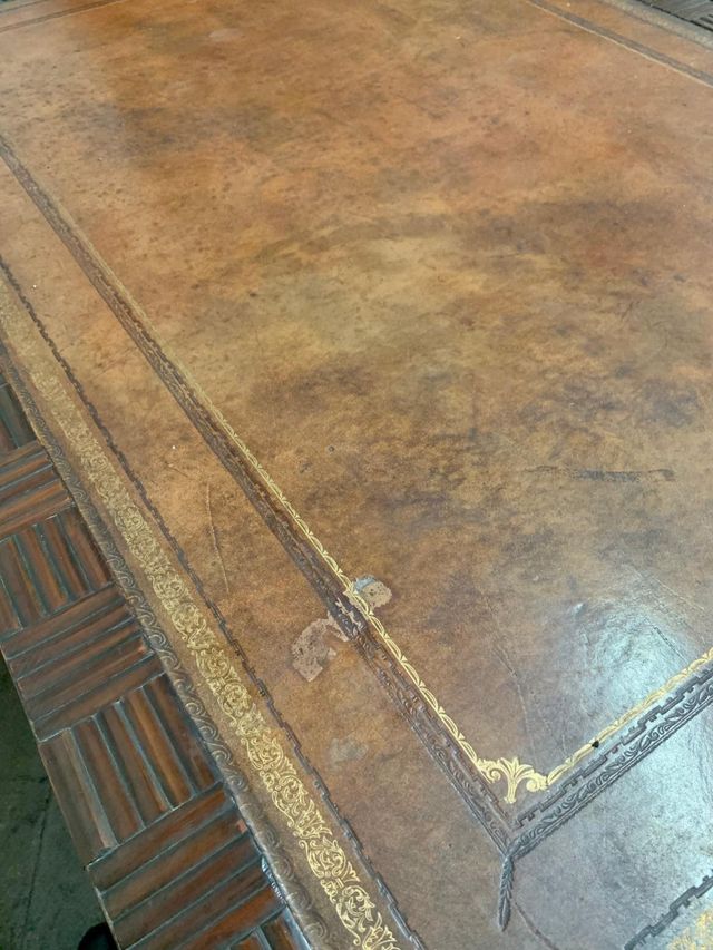 Escritorio antiguo. Piel y bambú