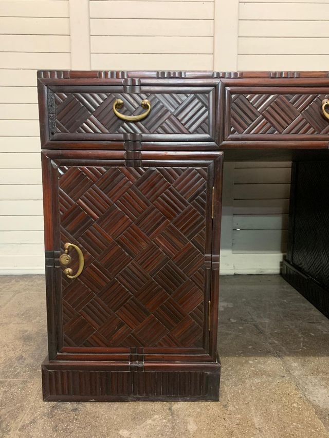 Escritorio antiguo. Piel y bambú