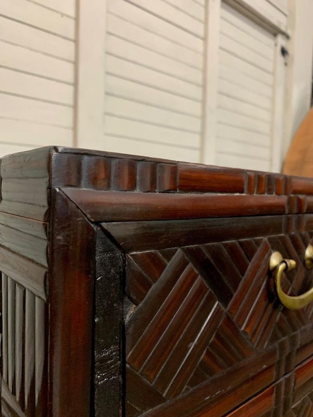 Escritorio antiguo. Piel y bambú