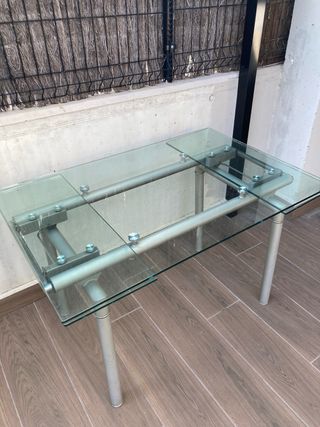 Mesa de cristal extensible con 4 sillas