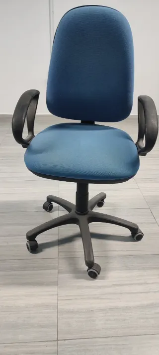 Silla de oficina azul con ruedas