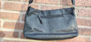 Bolso negro con tachuelas