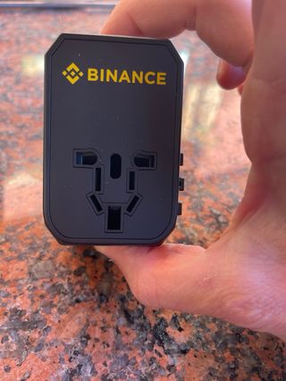 Adaptador Enchufe Universal Binance
