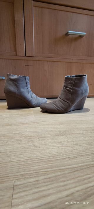 Botines tacón cuña beige