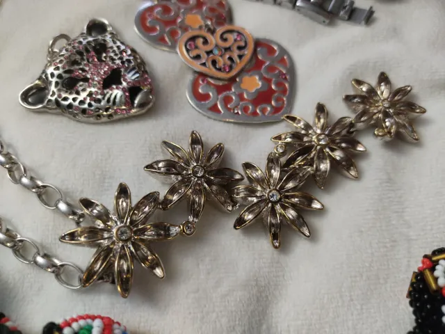 Lote de bijuterias multicoloridas