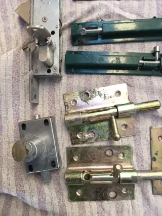 Cerradura y pasadores metálicos para puerta