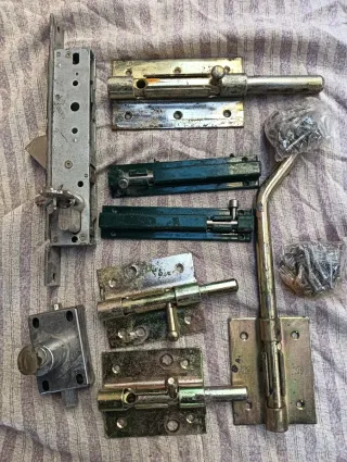 Cerradura y pasadores metálicos para puerta