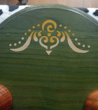 Perchero de madera verde con dibujo