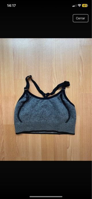 Top deportivo gris y negro