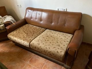 Sofá de piel marrón y tela beige y dos butacas