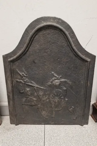 Chapa de chimenea antigua decorada