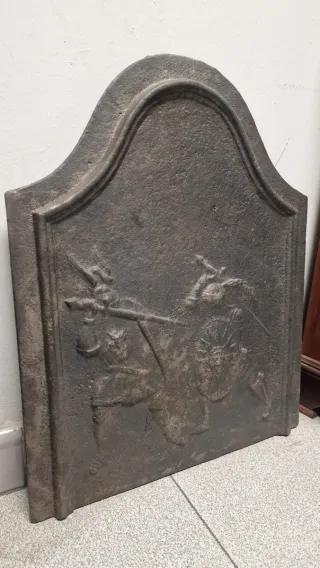 Chapa de chimenea antigua decorada