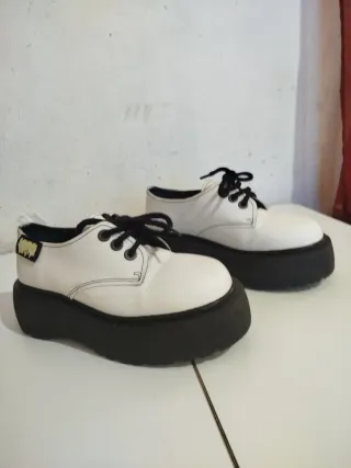 Zapatos plataforma Bimba y Lola blancos
