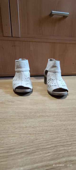 Sandalias beige con tacón