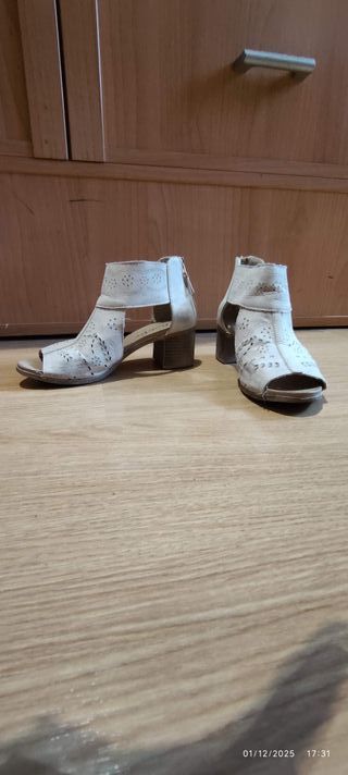 Sandalias beige con tacón