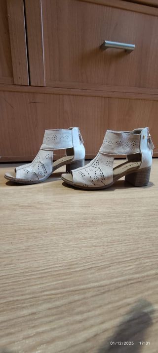 Sandalias beige con tacón