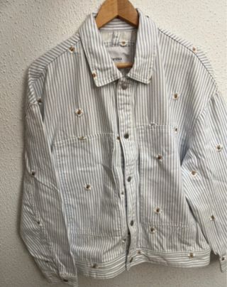 Chaqueta vaquera Bershka rayas flores