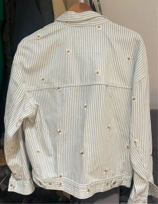 Chaqueta vaquera Bershka rayas flores