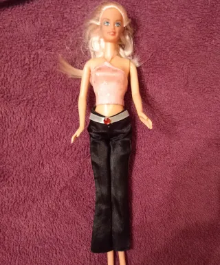 Muñeca Barbie Top Rosa y Pantalón Negro