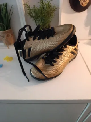 Botas de fútbol Messi doradas talla 28