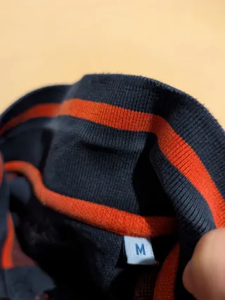 Maglietta a maniche lunghe blu e rosse