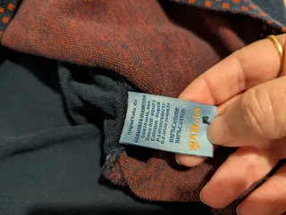 Maglietta a maniche lunghe blu e rosse