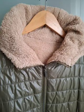 Abrigo verde con forro de borreguillo beige