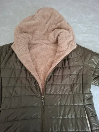 Abrigo verde con forro de borreguillo beige