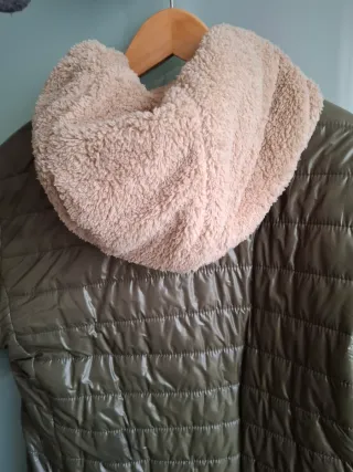 Abrigo verde con forro de borreguillo beige