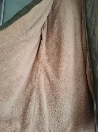 Abrigo verde con forro de borreguillo beige