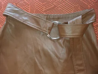 Falda asimétrica de piel Stradivarius