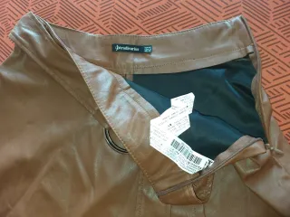 Falda asimétrica de piel Stradivarius