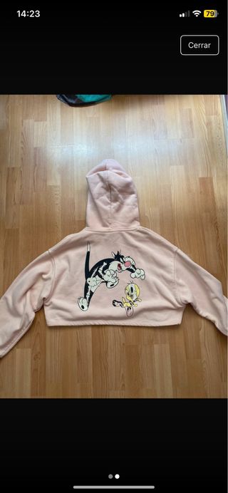 Sudadera rosa cropped con dibujo