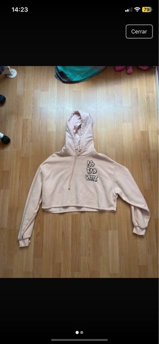 Sudadera rosa cropped con dibujo