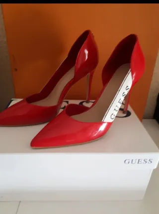 Zapatos de tacón Guess rojos