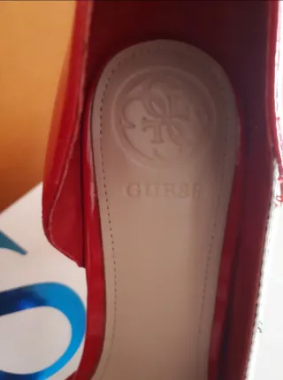 Zapatos de tacón Guess rojos