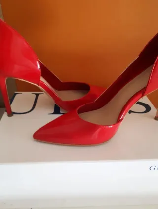 Zapatos de tacón Guess rojos