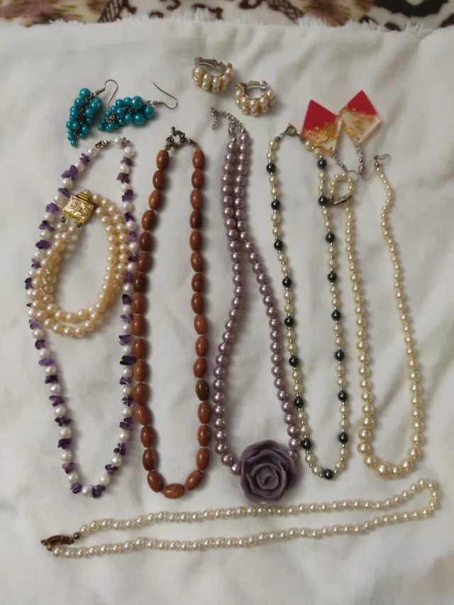 Lote de bijuterias: colares e brincos