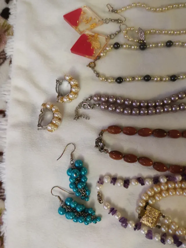 Lote de bijuterias: colares e brincos