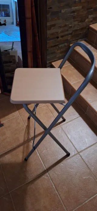 Bancos de cocina beige y gris