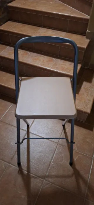 Bancos de cocina beige y gris